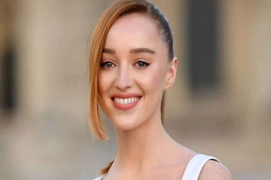Phoebe Dynevor height